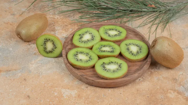 დაფაზე დაჭრილი ხილი კივი